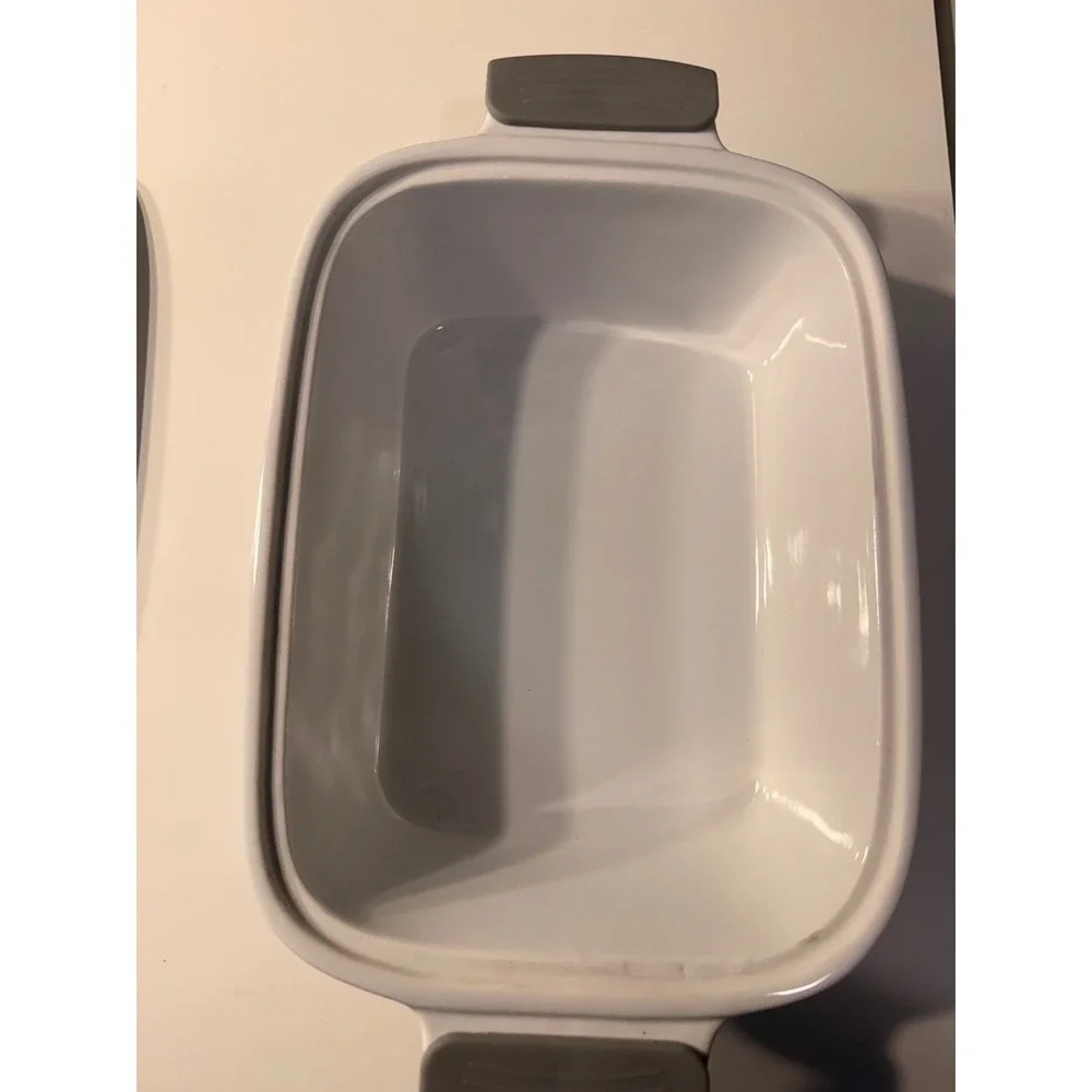 Wolfgang puck 3 quart casserole dish with lid and grey silicone handles